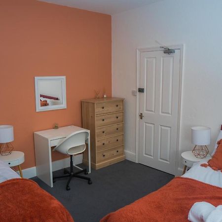 The Private Villa, Northampton Centre, 9 Beds, 5 Bedrooms, Sleeps 12 エクステリア 写真