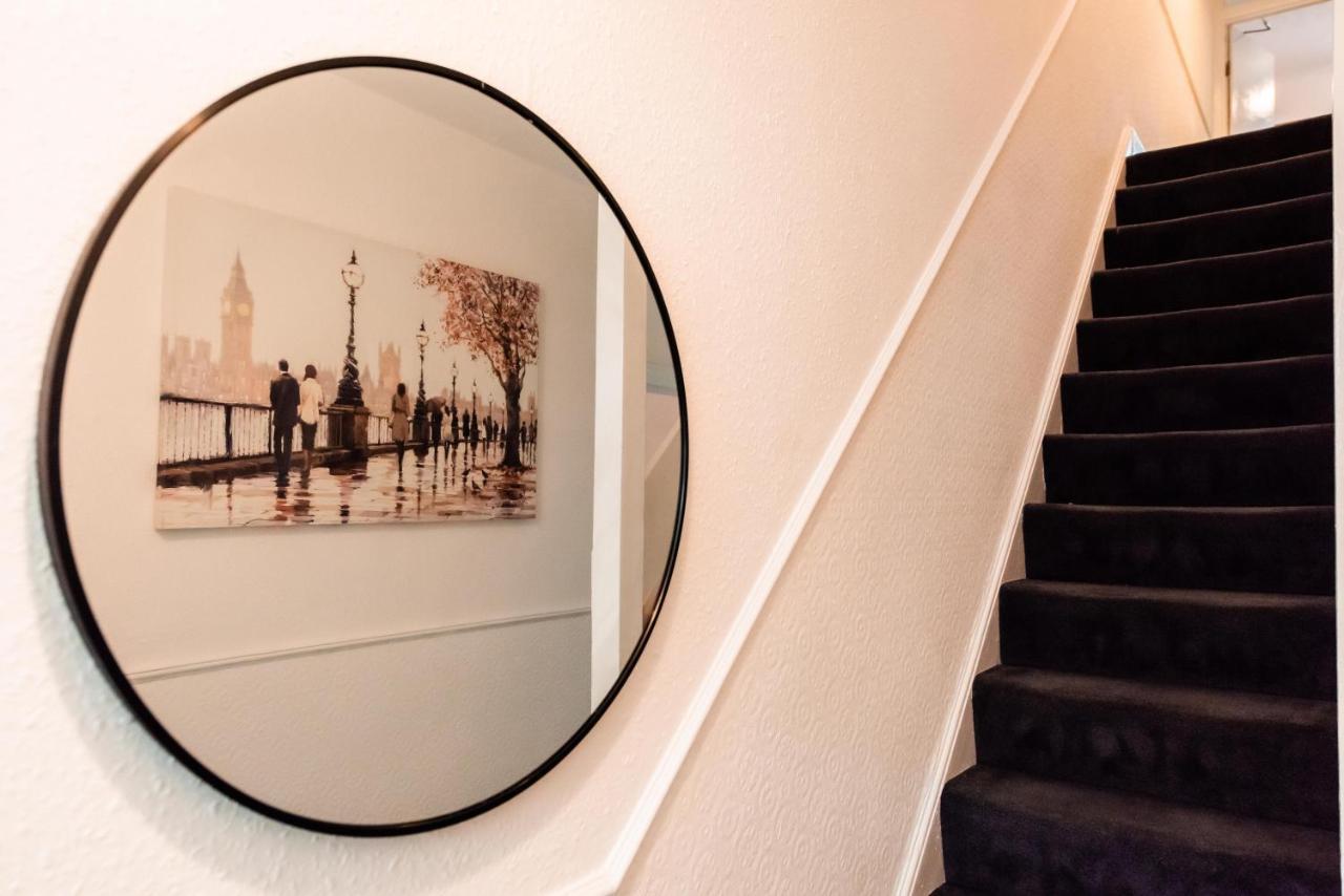 The Private Villa, Northampton Centre, 9 Beds, 5 Bedrooms, Sleeps 12 エクステリア 写真