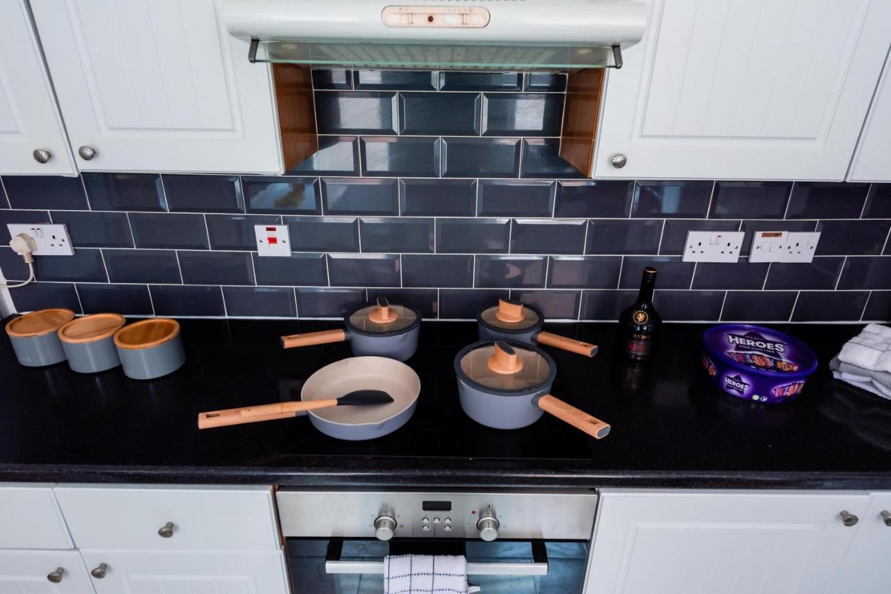 The Private Villa, Northampton Centre, 9 Beds, 5 Bedrooms, Sleeps 12 エクステリア 写真