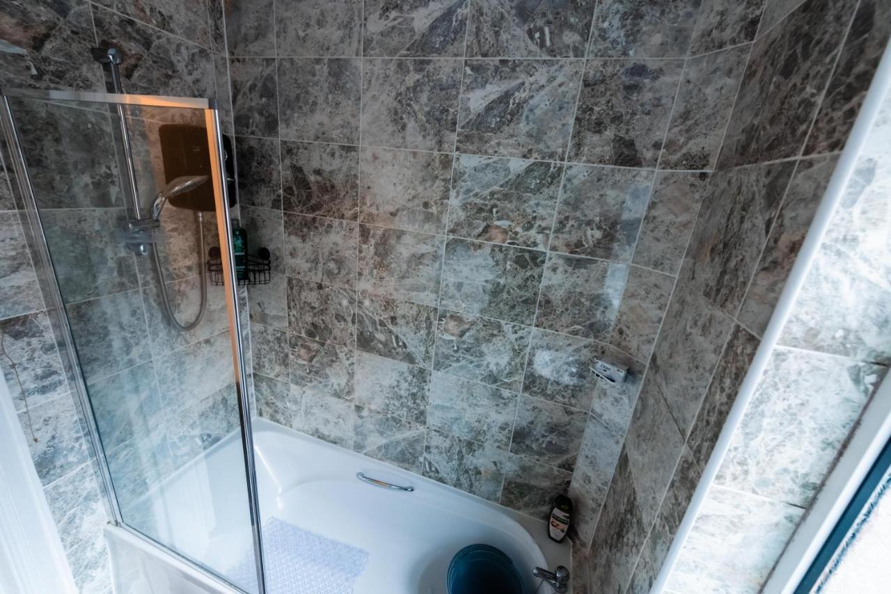 The Private Villa, Northampton Centre, 9 Beds, 5 Bedrooms, Sleeps 12 エクステリア 写真