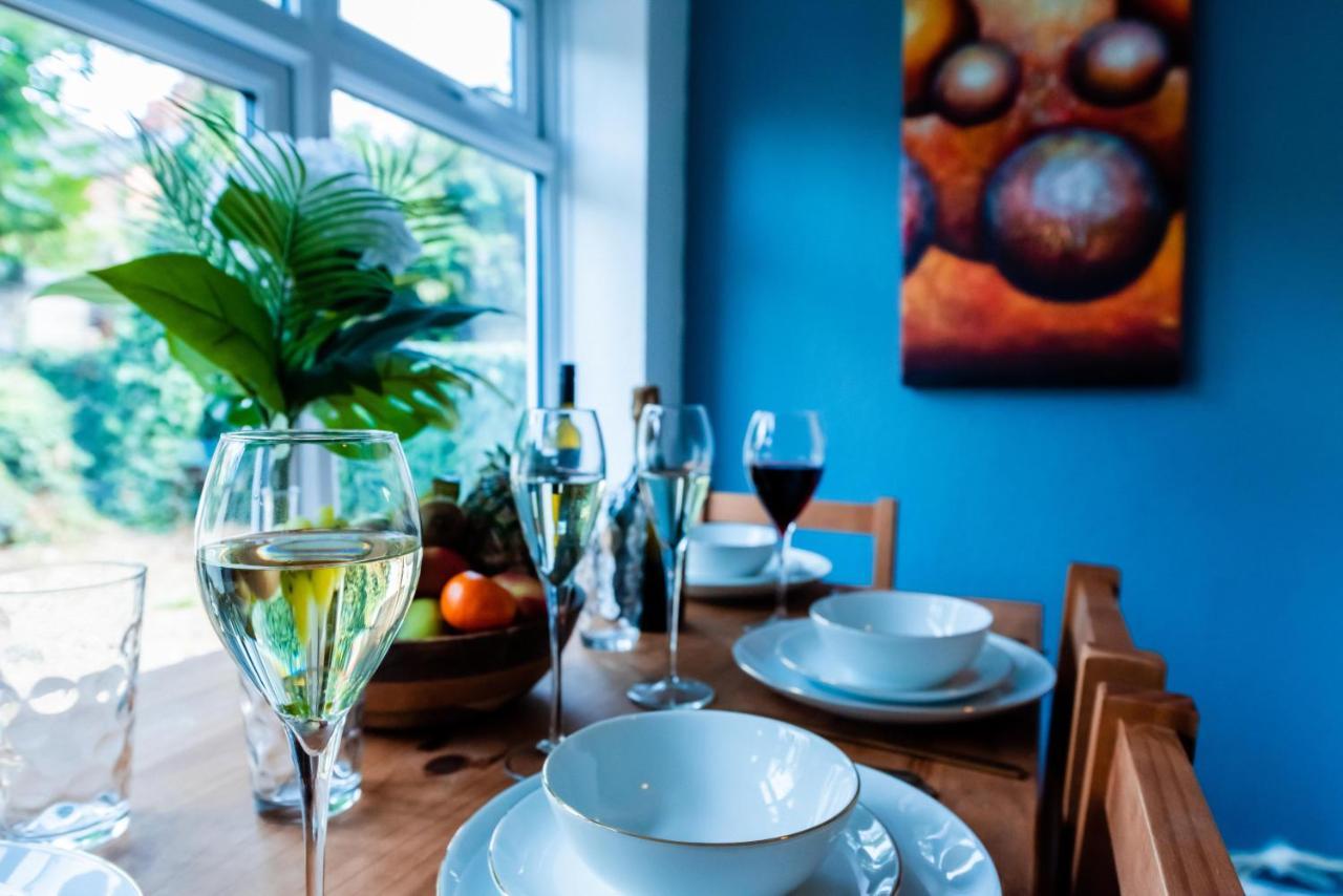The Private Villa, Northampton Centre, 9 Beds, 5 Bedrooms, Sleeps 12 エクステリア 写真
