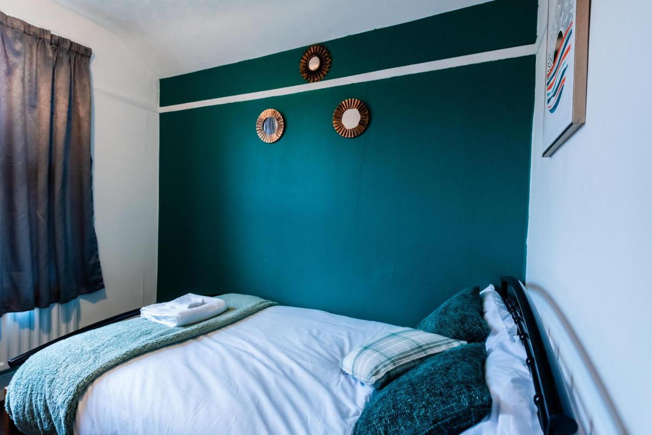 The Private Villa, Northampton Centre, 9 Beds, 5 Bedrooms, Sleeps 12 エクステリア 写真