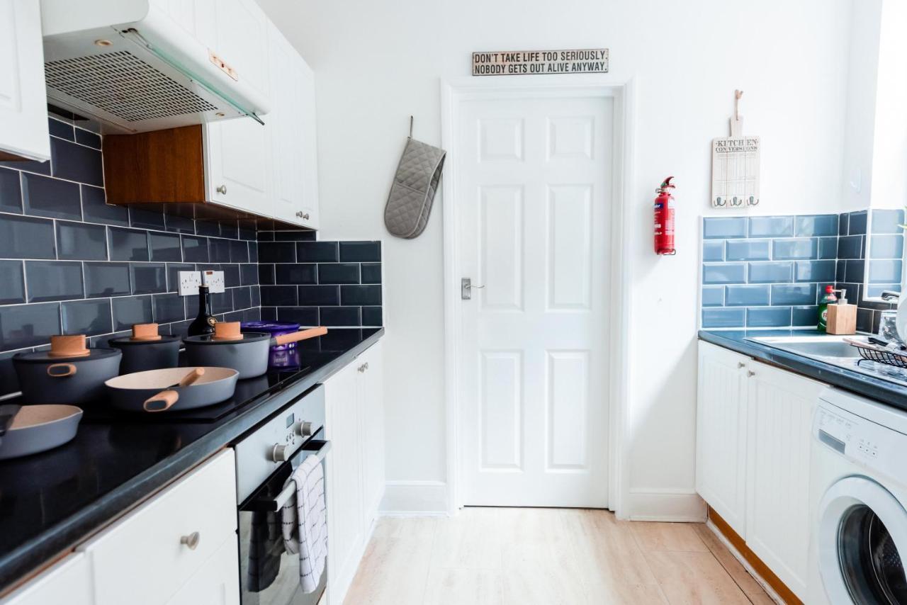 The Private Villa, Northampton Centre, 9 Beds, 5 Bedrooms, Sleeps 12 エクステリア 写真