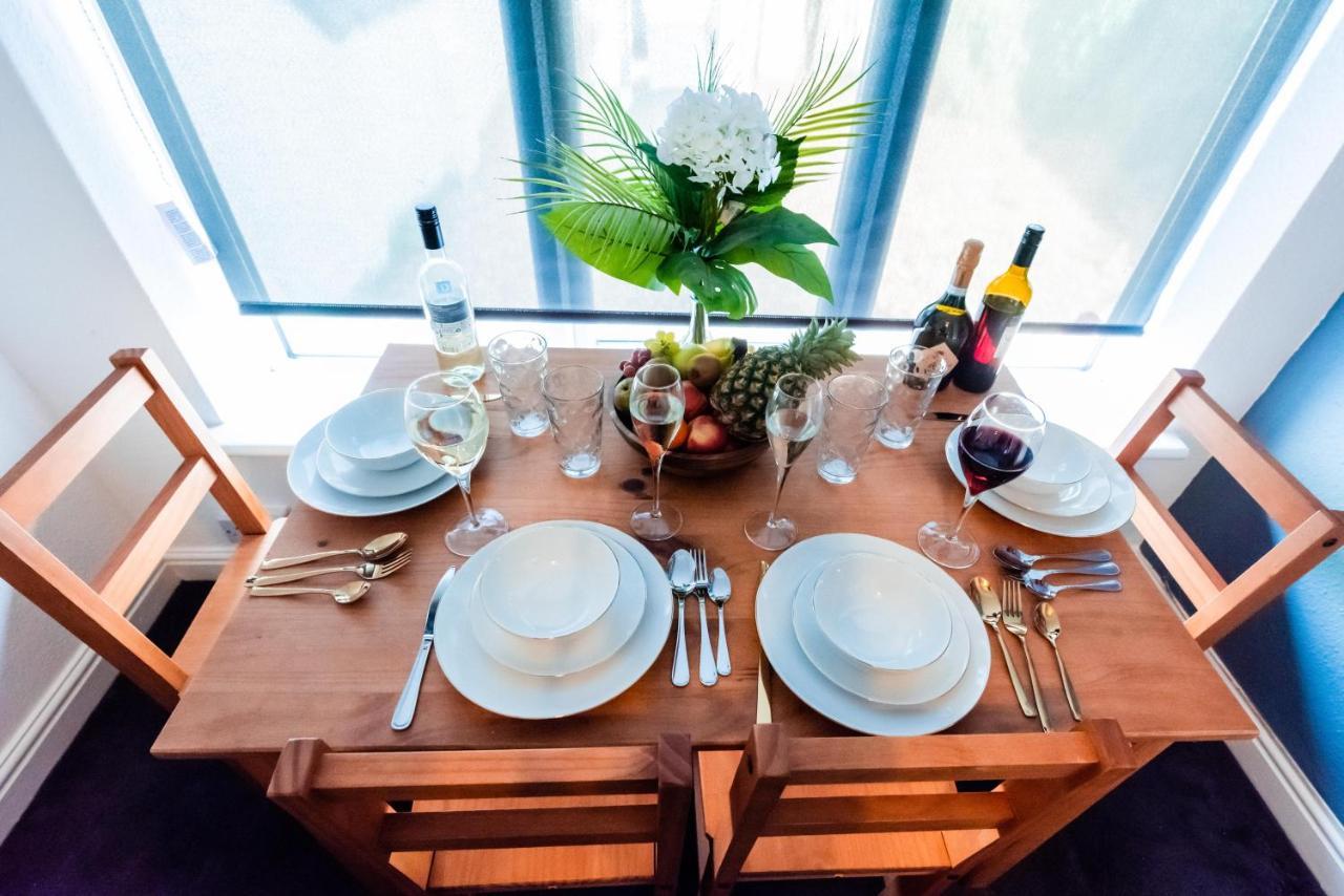 The Private Villa, Northampton Centre, 9 Beds, 5 Bedrooms, Sleeps 12 エクステリア 写真