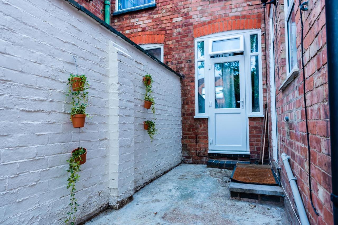 The Private Villa, Northampton Centre, 9 Beds, 5 Bedrooms, Sleeps 12 エクステリア 写真