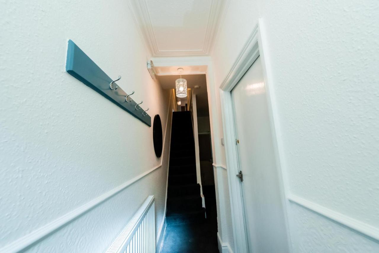 The Private Villa, Northampton Centre, 9 Beds, 5 Bedrooms, Sleeps 12 エクステリア 写真