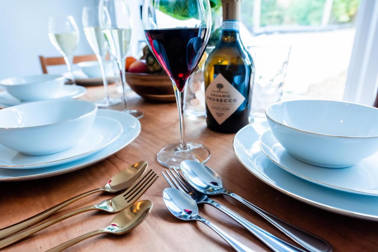 The Private Villa, Northampton Centre, 9 Beds, 5 Bedrooms, Sleeps 12 エクステリア 写真