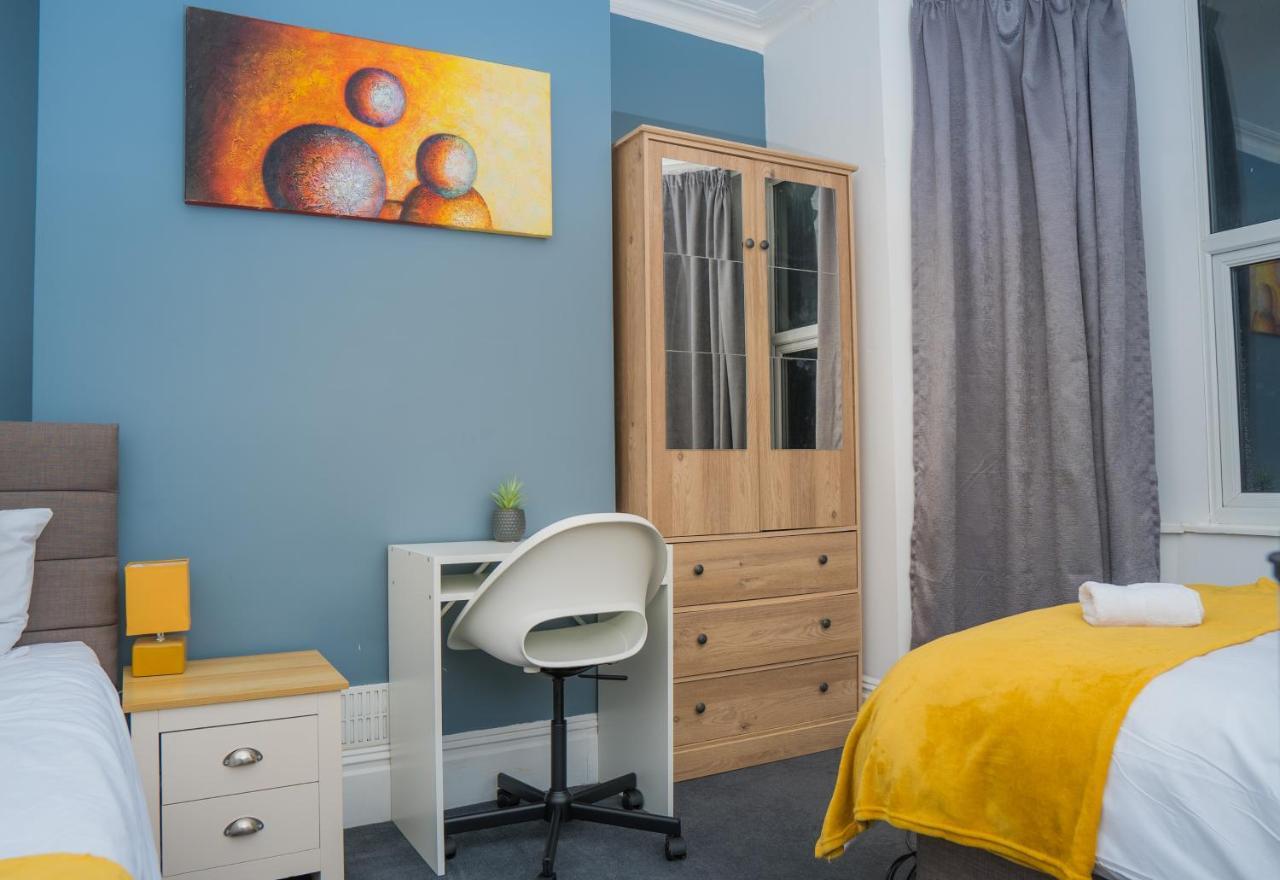 The Private Villa, Northampton Centre, 9 Beds, 5 Bedrooms, Sleeps 12 エクステリア 写真