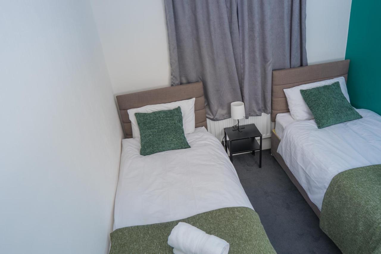 The Private Villa, Northampton Centre, 9 Beds, 5 Bedrooms, Sleeps 12 エクステリア 写真