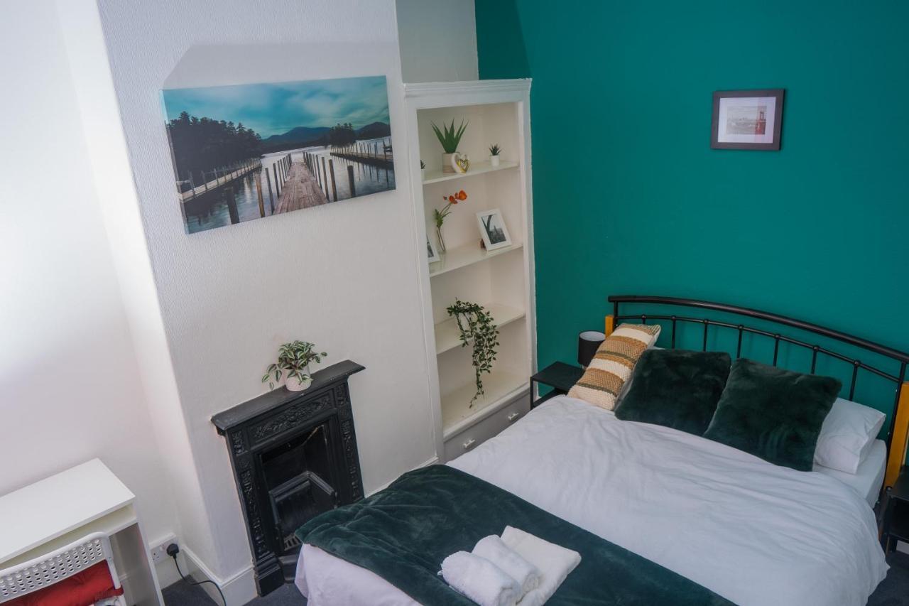 The Private Villa, Northampton Centre, 9 Beds, 5 Bedrooms, Sleeps 12 エクステリア 写真