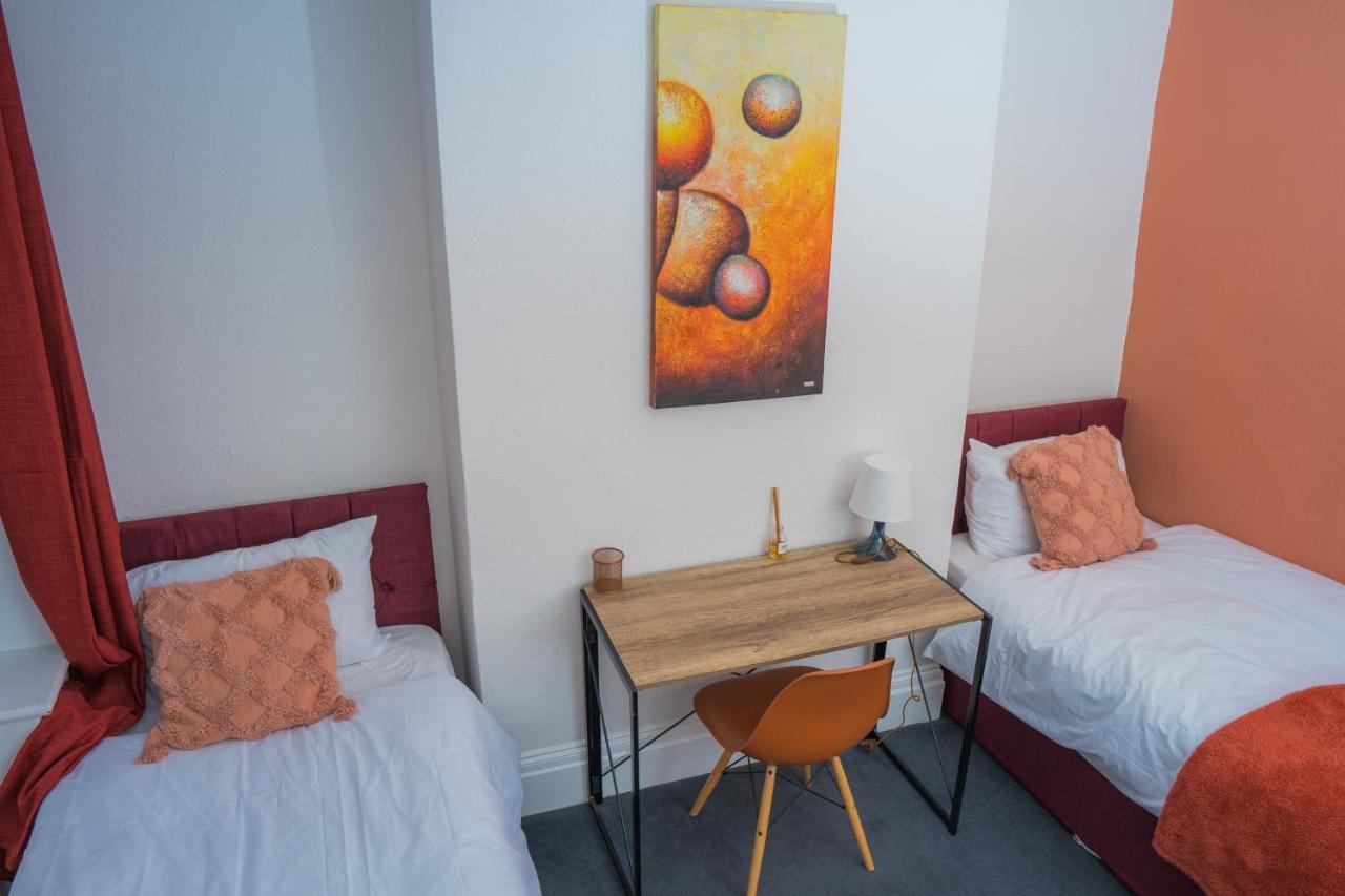 The Private Villa, Northampton Centre, 9 Beds, 5 Bedrooms, Sleeps 12 エクステリア 写真