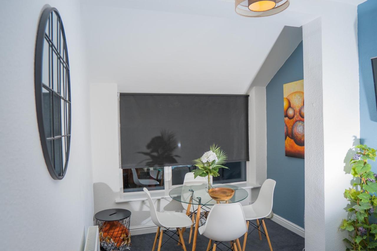 The Private Villa, Northampton Centre, 9 Beds, 5 Bedrooms, Sleeps 12 エクステリア 写真