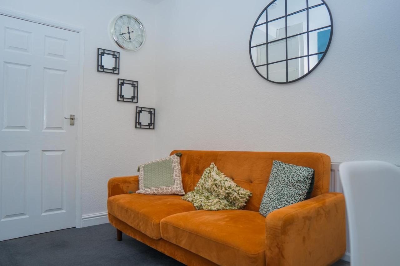 The Private Villa, Northampton Centre, 9 Beds, 5 Bedrooms, Sleeps 12 エクステリア 写真