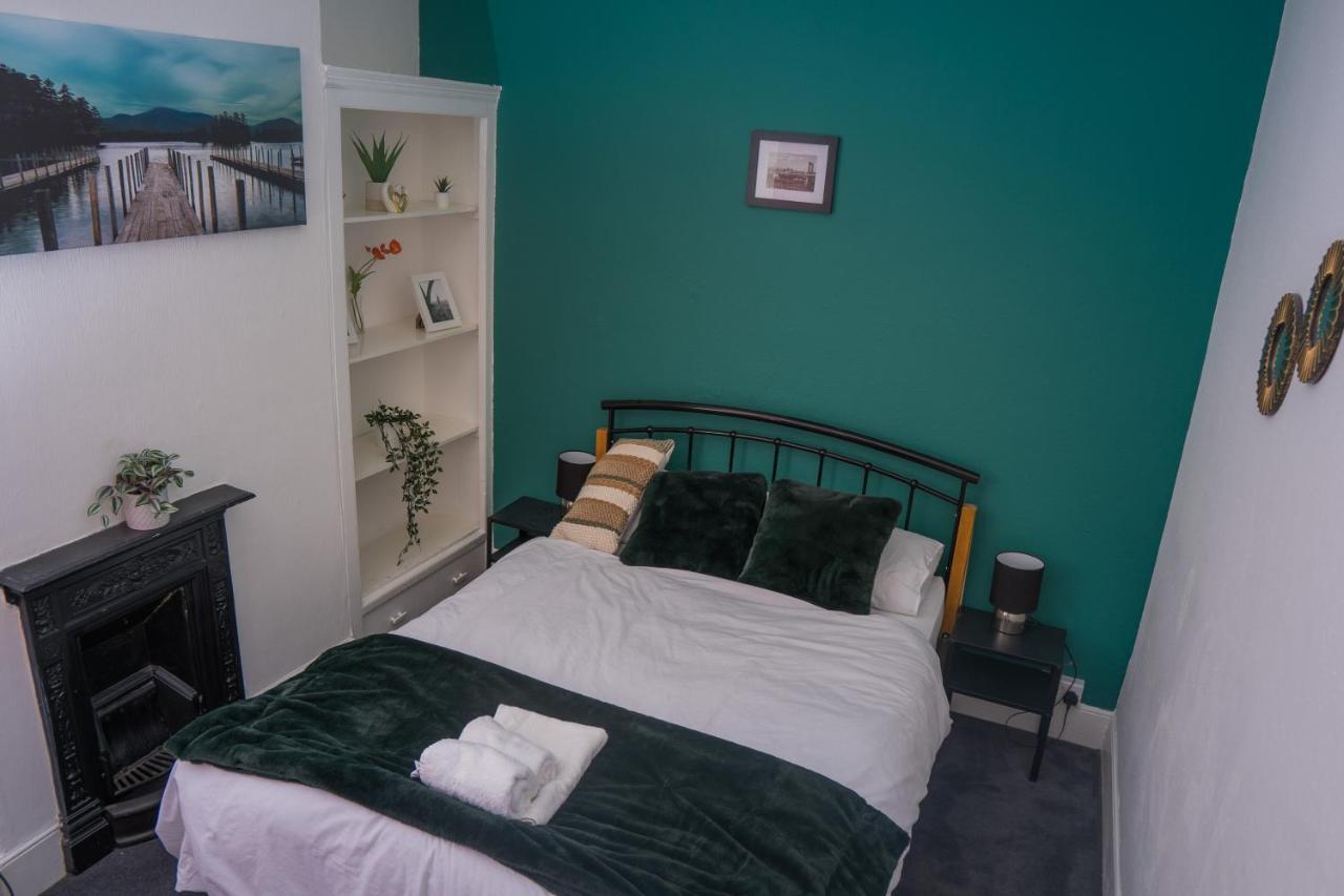 The Private Villa, Northampton Centre, 9 Beds, 5 Bedrooms, Sleeps 12 エクステリア 写真