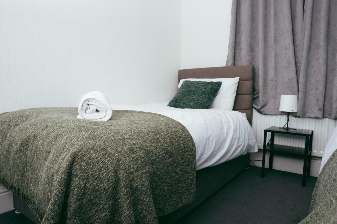 The Private Villa, Northampton Centre, 9 Beds, 5 Bedrooms, Sleeps 12 エクステリア 写真