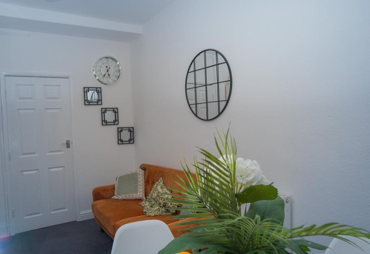 The Private Villa, Northampton Centre, 9 Beds, 5 Bedrooms, Sleeps 12 エクステリア 写真