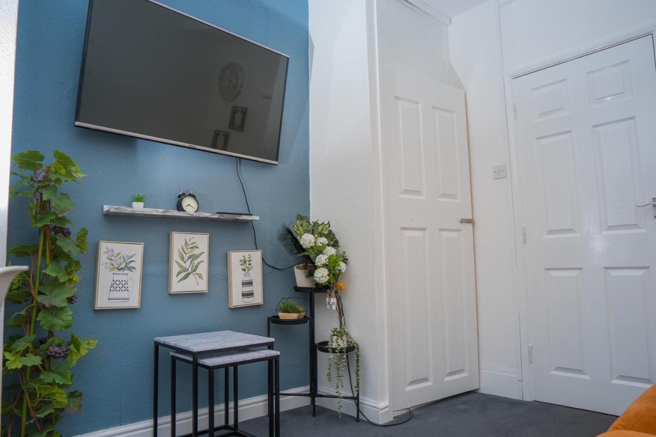 The Private Villa, Northampton Centre, 9 Beds, 5 Bedrooms, Sleeps 12 エクステリア 写真