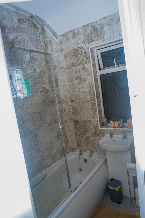The Private Villa, Northampton Centre, 9 Beds, 5 Bedrooms, Sleeps 12 エクステリア 写真
