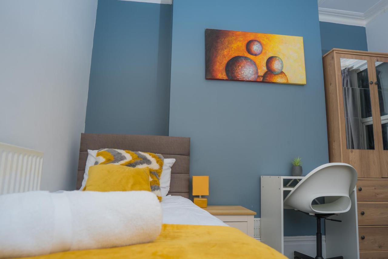 The Private Villa, Northampton Centre, 9 Beds, 5 Bedrooms, Sleeps 12 エクステリア 写真