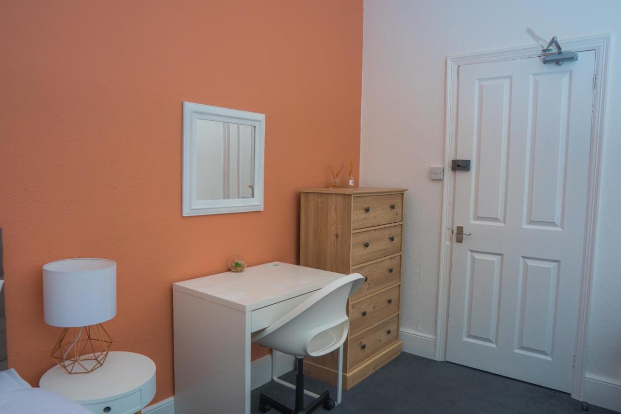 The Private Villa, Northampton Centre, 9 Beds, 5 Bedrooms, Sleeps 12 エクステリア 写真
