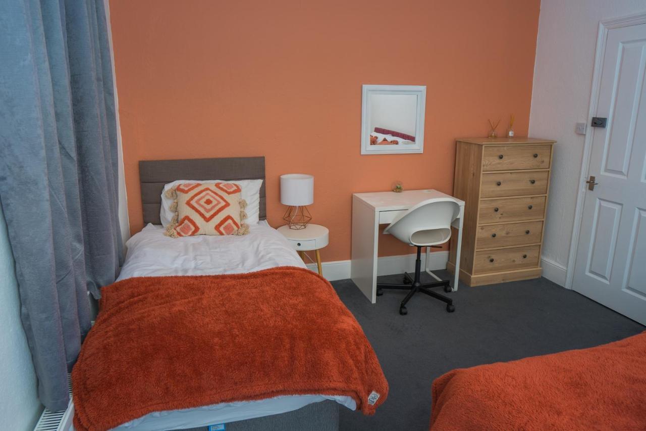The Private Villa, Northampton Centre, 9 Beds, 5 Bedrooms, Sleeps 12 エクステリア 写真