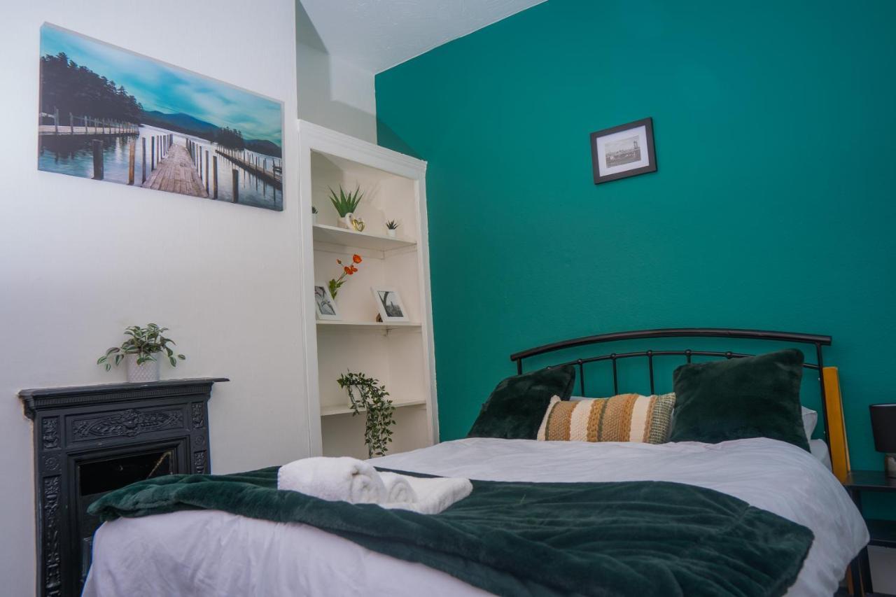 The Private Villa, Northampton Centre, 9 Beds, 5 Bedrooms, Sleeps 12 エクステリア 写真