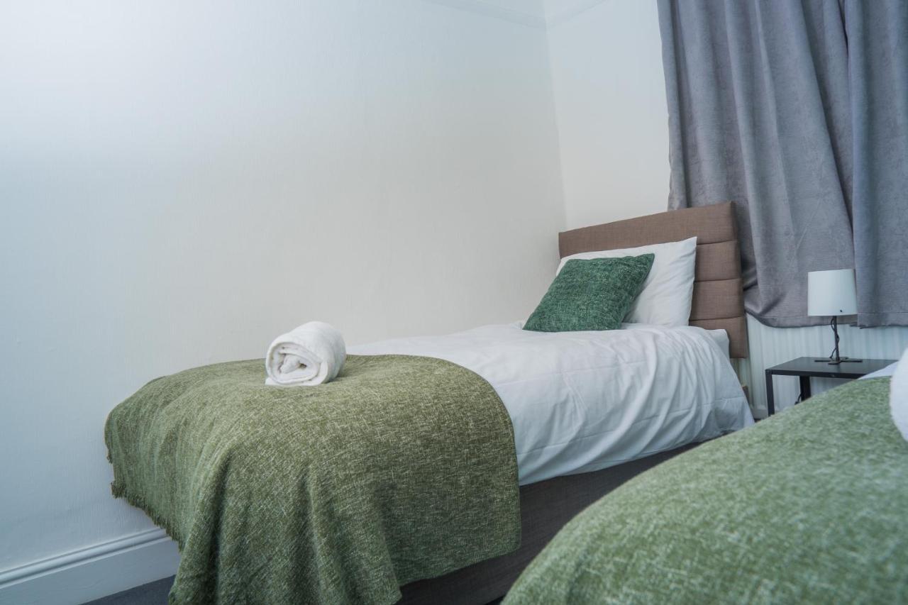 The Private Villa, Northampton Centre, 9 Beds, 5 Bedrooms, Sleeps 12 エクステリア 写真