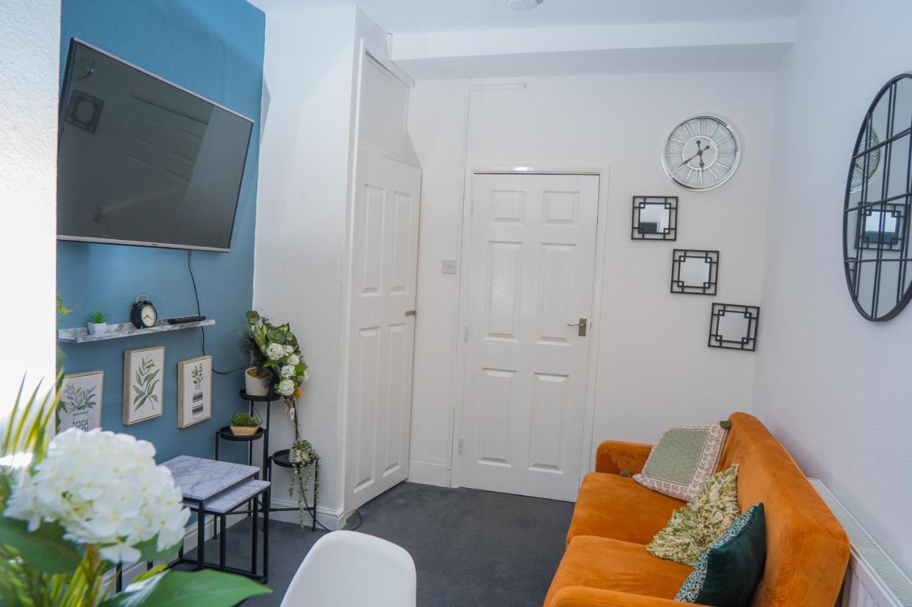 The Private Villa, Northampton Centre, 9 Beds, 5 Bedrooms, Sleeps 12 エクステリア 写真