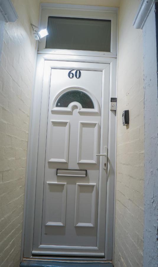 The Private Villa, Northampton Centre, 9 Beds, 5 Bedrooms, Sleeps 12 エクステリア 写真