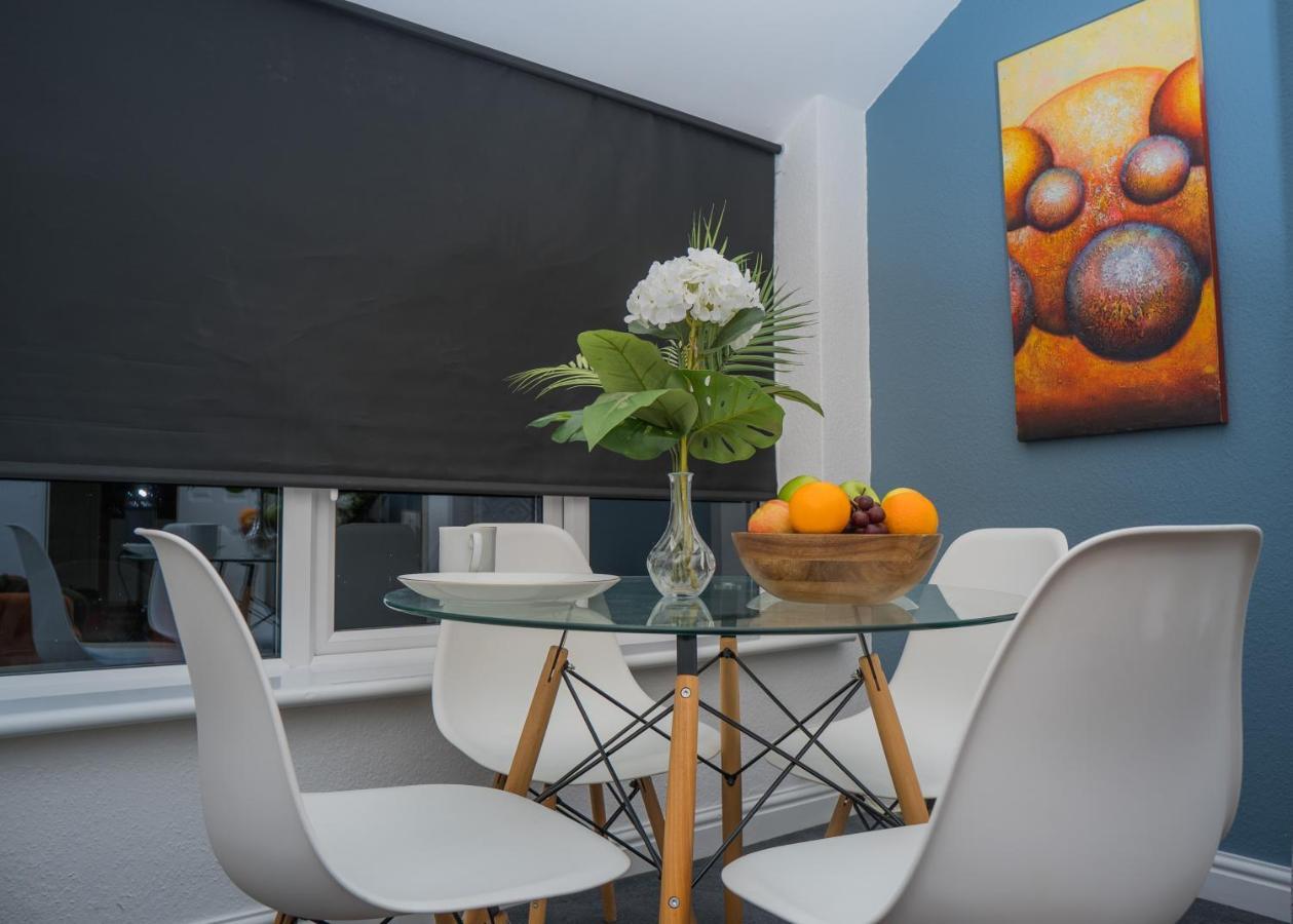The Private Villa, Northampton Centre, 9 Beds, 5 Bedrooms, Sleeps 12 エクステリア 写真