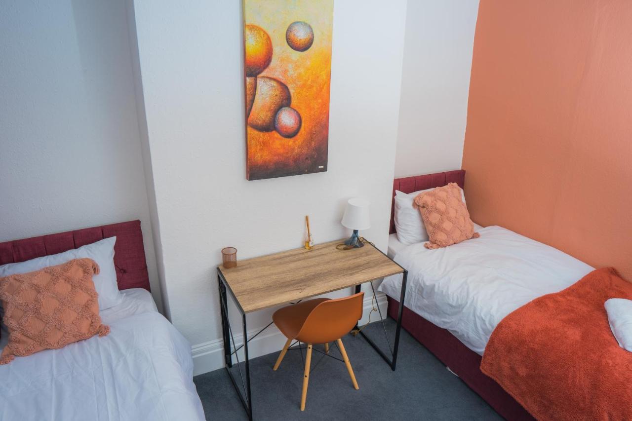 The Private Villa, Northampton Centre, 9 Beds, 5 Bedrooms, Sleeps 12 エクステリア 写真