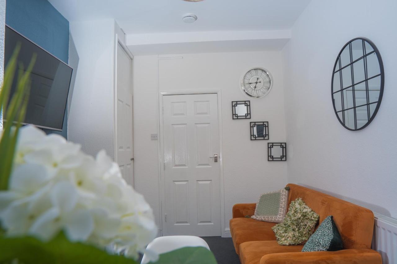 The Private Villa, Northampton Centre, 9 Beds, 5 Bedrooms, Sleeps 12 エクステリア 写真