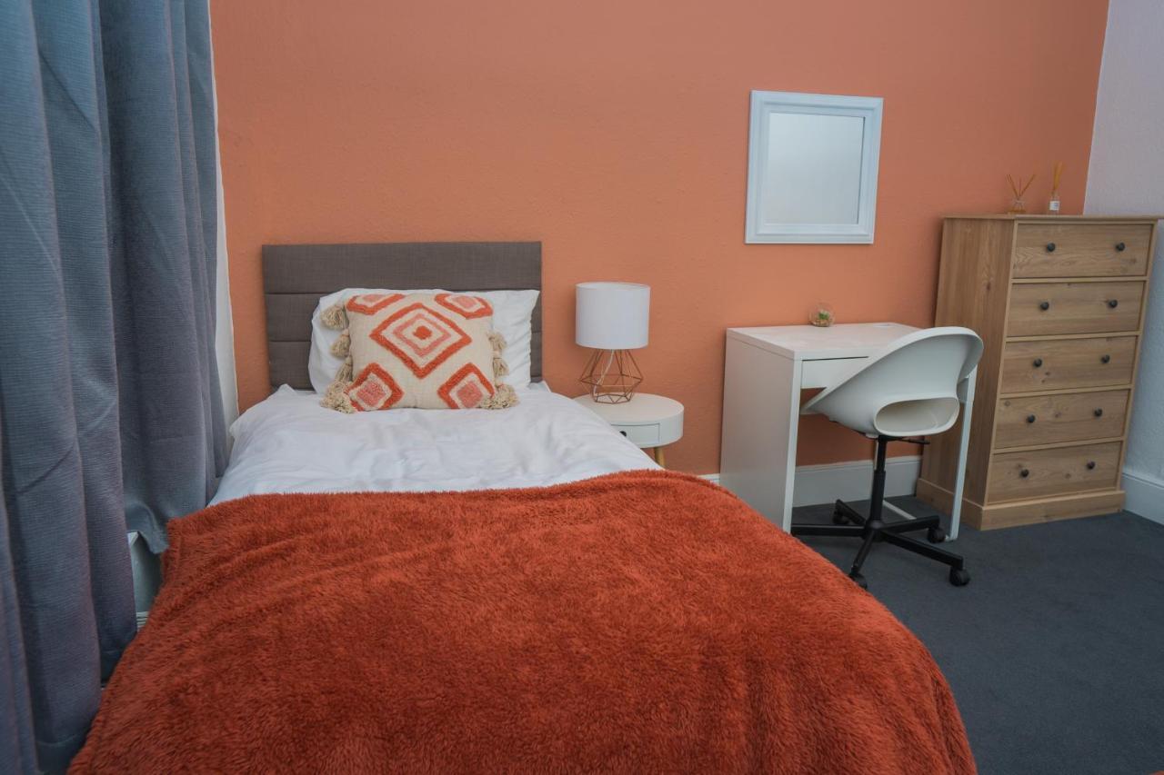 The Private Villa, Northampton Centre, 9 Beds, 5 Bedrooms, Sleeps 12 エクステリア 写真