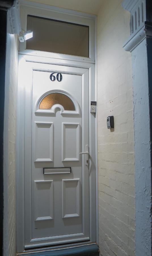 The Private Villa, Northampton Centre, 9 Beds, 5 Bedrooms, Sleeps 12 エクステリア 写真